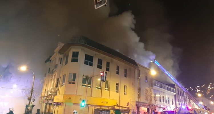 Nueva emergencia en Valparaíso: incendio afectó a siete edificios y dejó más de 20 damnificados