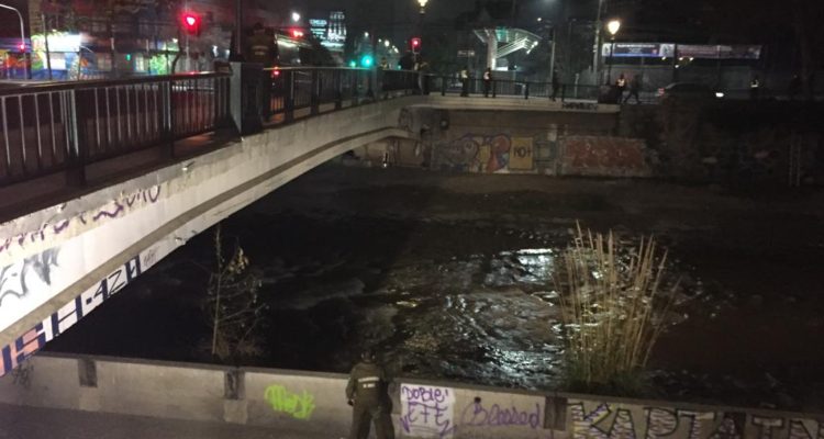 Asaltante se lanzó al Mapocho tras persecución de Carabineros: había robado local de sushi