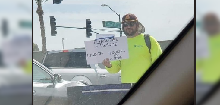 Pensaron que joven pedía dinero a autos pero en realidad repartía su CV: le llovieron las ofertas