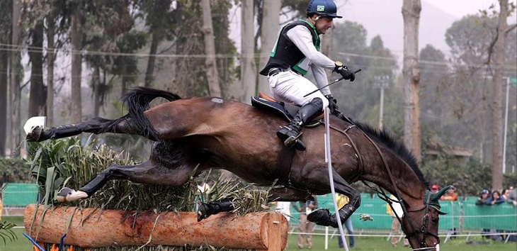 jinete brasileño es aplastado por su caballo