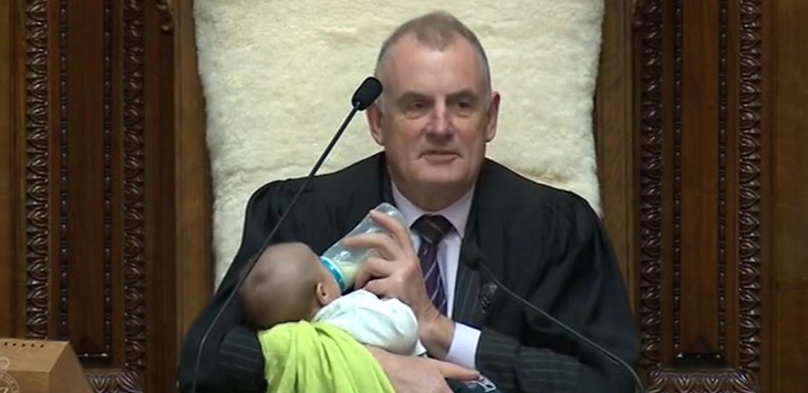 presidente del parlamento cuido bebe en la camara
