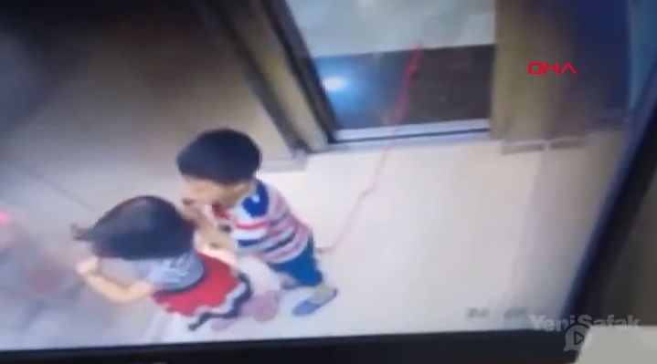 Viralizan impactante momento en que niña salvó a su hermano de morir ahorcado en un ascensor