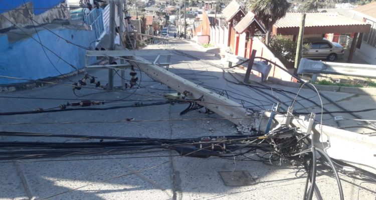 Foto muestra que tres postes cayeron en Viña del Mar tras fuerte temblor de 6.6