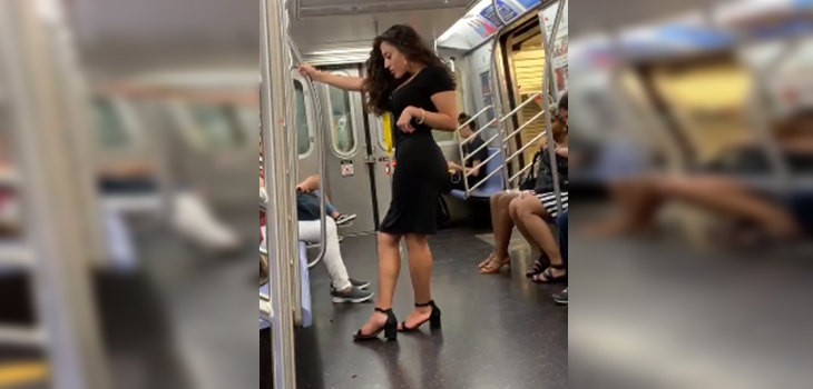 Mujer lo dio todo para tomarse la selfie perfecta en pleno metro y ahora sus poses son virales
