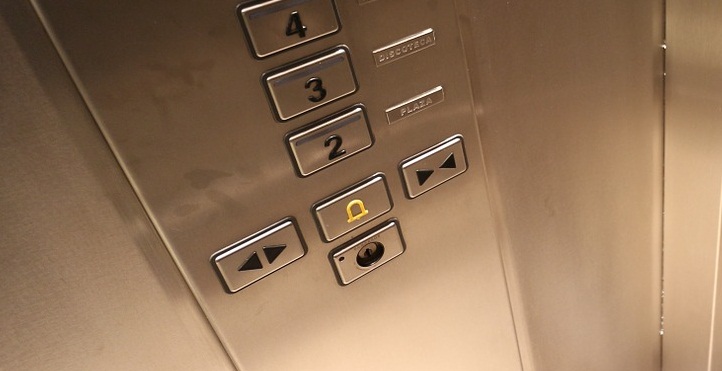 Riesgos y precauciones al tomar un ascensor