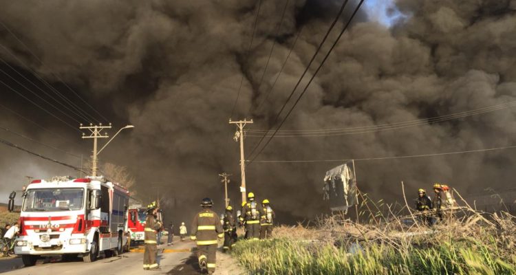 Las impactantes imágenes que ha dejado gigantesco incendio en zona sur de Santiago