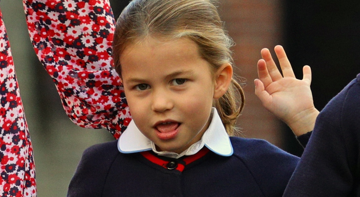 Tímida y en compañía de sus padres: así llegó la princesa Charlotte a su primer día de clases