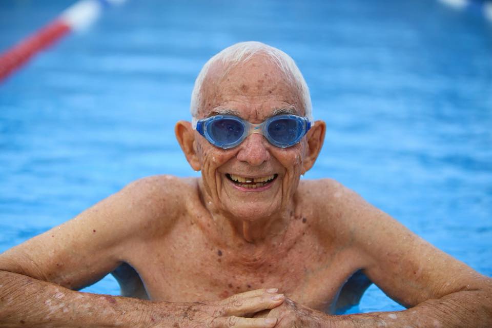 Hombre de 100 años se luce como ndador alrededor del mundo