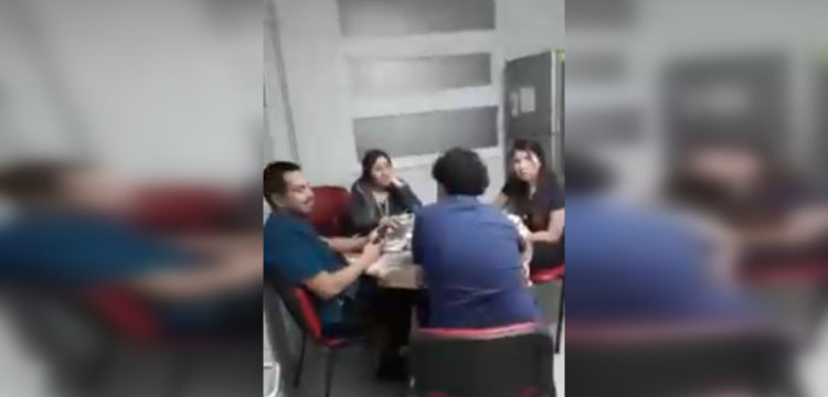 Renunció médico involucrada en polémica por tomar 'once' mientras pacientes esperaban atención