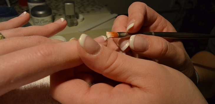 Mujer casi pierde la mano tras contraer bacteria al hacerse la manicure: experta dio sus consejos