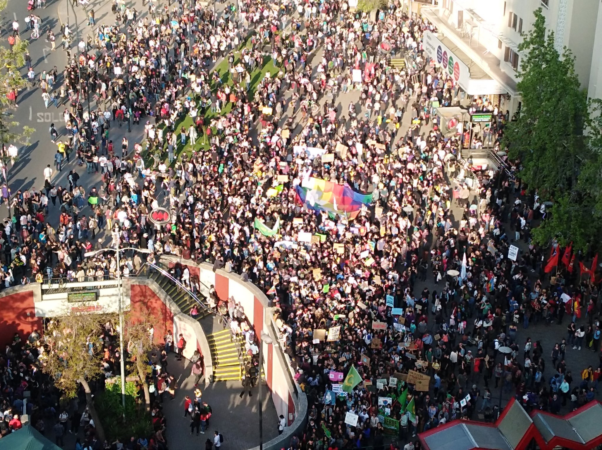 Periodista de CHV es apuñalado y su camarógrafo víctima de robo durante marcha del cambio climático