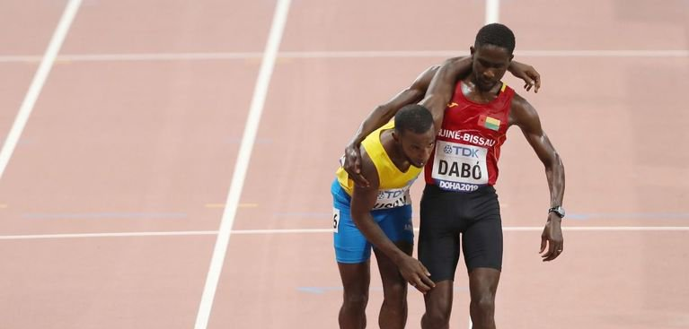 Lo ayudó a terminar la carrera: el aplaudido gesto que tuvo lugar en el Mundial de Atletismo de Doha