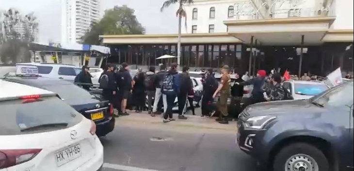 Captan momento exacto en que joven golpea a carabinero durante actividad de José Antonio Kast