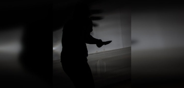 Hombre le aseguró un regalo sorpresa a su pareja y le pidió cerrar los ojos: la apuñaló en el cuello