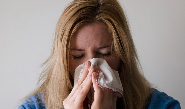 Sobrevive esta primavera: otorrino ex‎plica cómo puedes combatir las alergias sin cometer errores