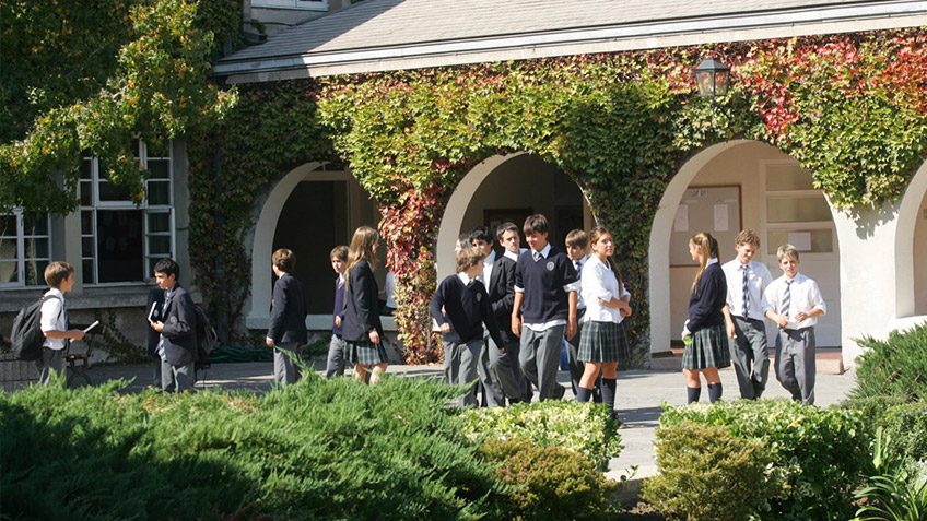 El colegio privado de las princesas Leonor y Sofía de España es más barato que uno de elite de Chile
