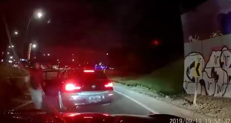 Arriesgada, pero efectiva maniobra: conductor grabó momento en que escapa de encerrona en Quilicura