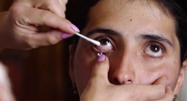 joven llorar lágrimas de cristal