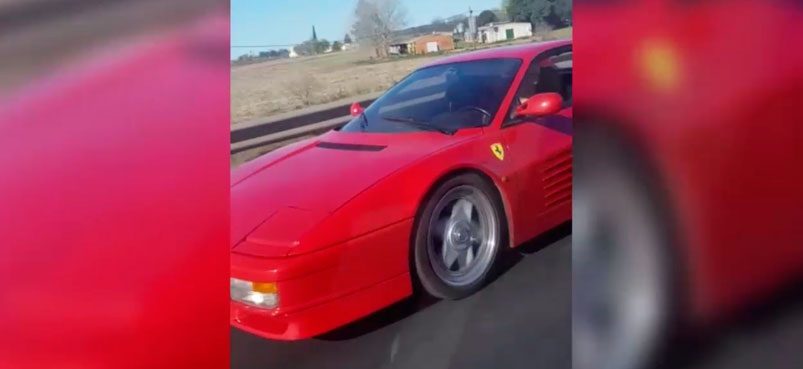 Video muestra cómo argentinos quisieron grabarse adelantando a un Ferrari y terminaron volcándose