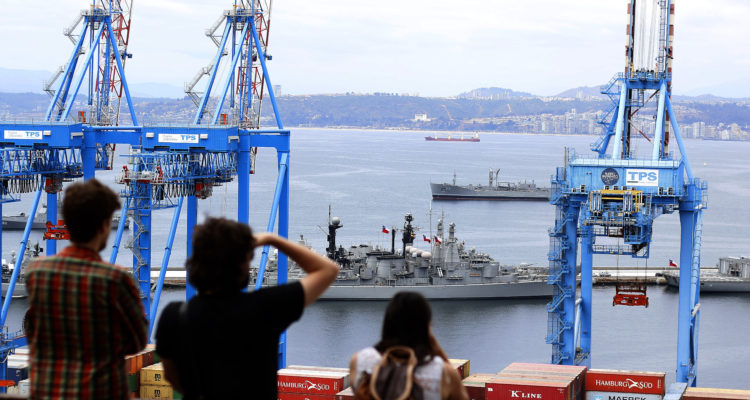 Hombre se sentó en baranda de mirador de Valparaíso y cayó cerca de 60 metros: habría estado ebrio