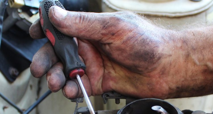 Dos mecánicos sufrieron grave accidente en Talca: bus interprovincial los aplastó