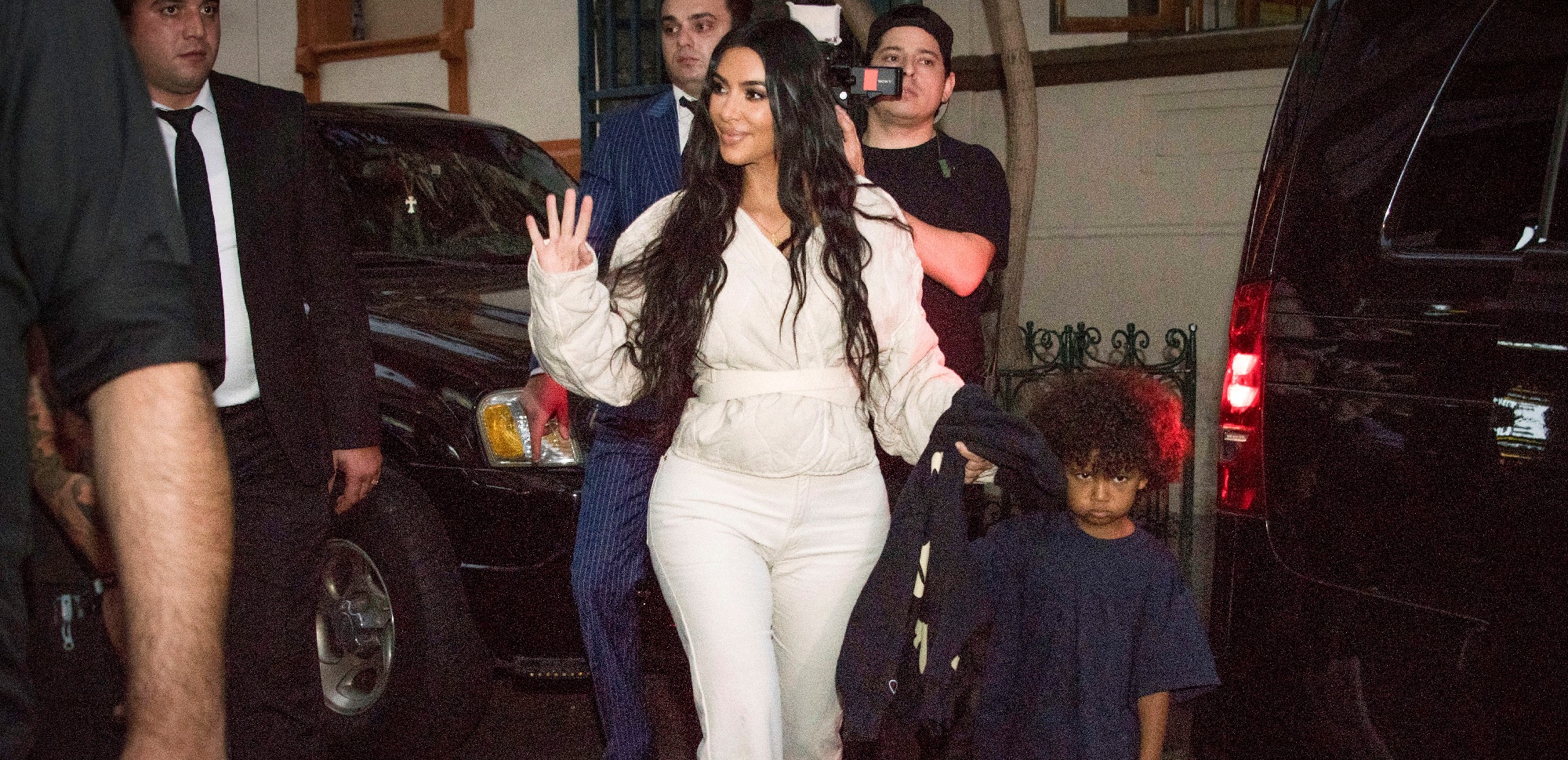 Kim Kardashian bautizó a sus hijos en Armenia: lució ajustado vestido en la ceremonia