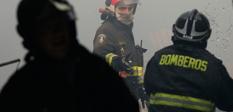 Vivienda quedó destruída por incendio en Puerto Montt: hombre saltó del segundo piso para salvarse