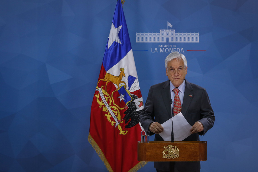 Presidente Piñera suspende alza del metro