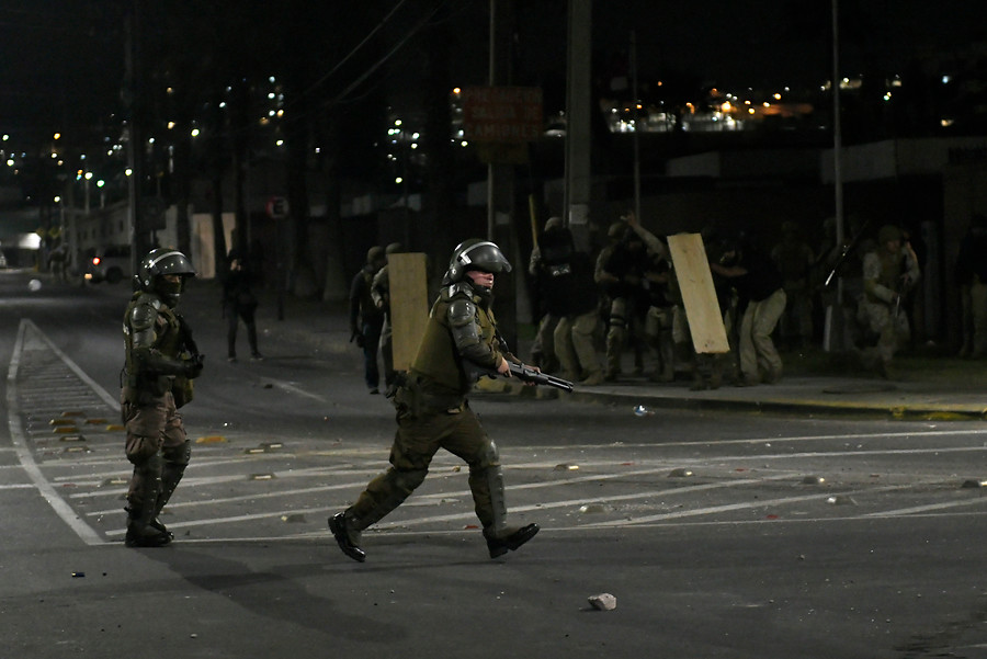 Video muestra violenta agresión de al menos 4 funcionarios de FFEE a manifestante en Puerto Montt
