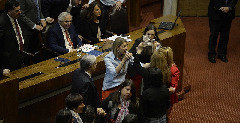 Tenso momento en la cámara