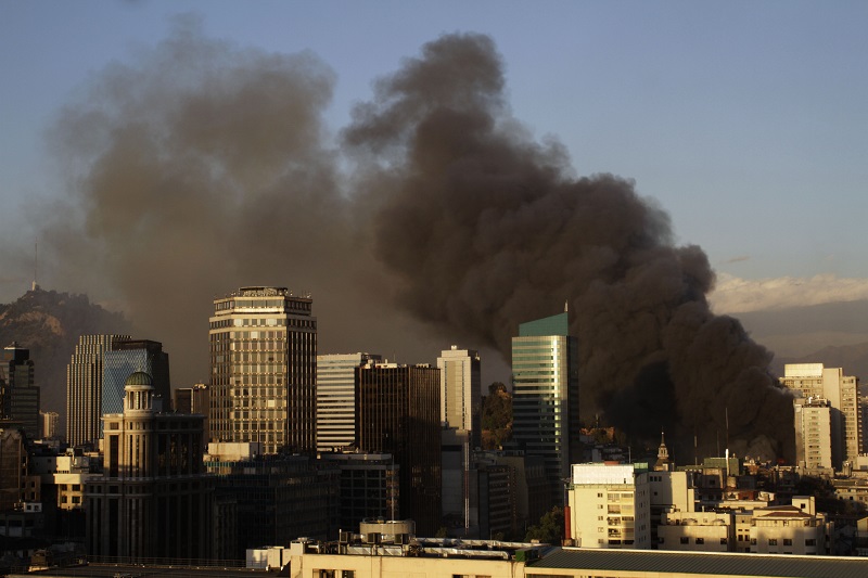 Incendio afecta a locales comerciales en Santiago