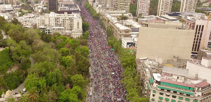 "La marcha más grande de Chile": miles de personas se reúnen en Plaza Baquedano exigiendo medidas
