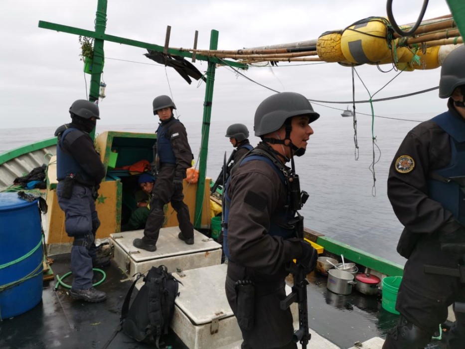 armada detecta barcos peruanos pescando en aguas chilenas