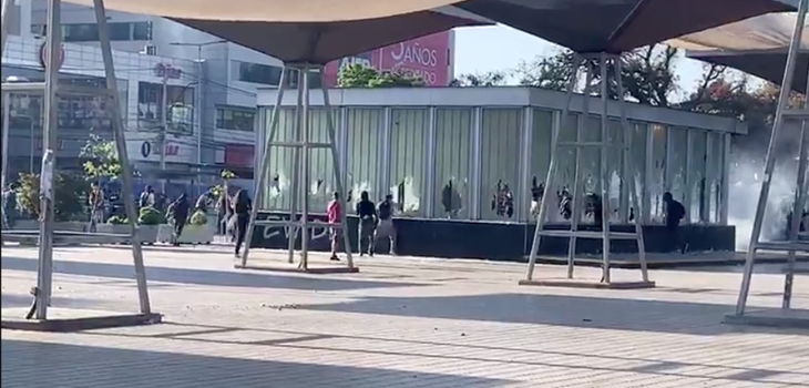 Incidentes en Plaza de Maipú: desconocidos destruyen vidrios y Carabineros lanza lacrimógenas