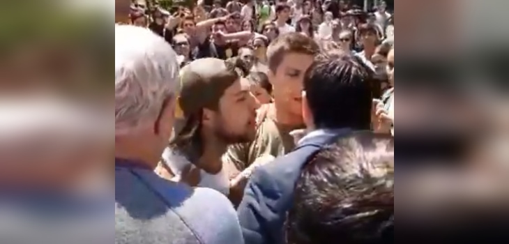 Registran a manifestantes enfrentando a periodista de Canal 13 y lo obligándolo a retirarse en Ñuñoa