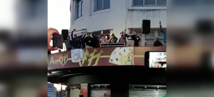 ¿Y el toque de queda? Coronel alentó a manifestantes a seguir 