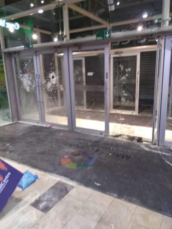 Manifestantes destrozan primer piso del Mall del Centro en Concepción: estará cerrado este domingo
