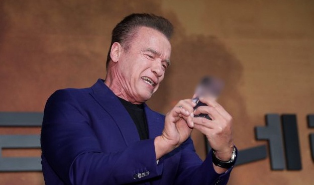 Carcasa que Arnold Schwarzenegger compró para su nuevo iPhone es lo más original que verás en redes