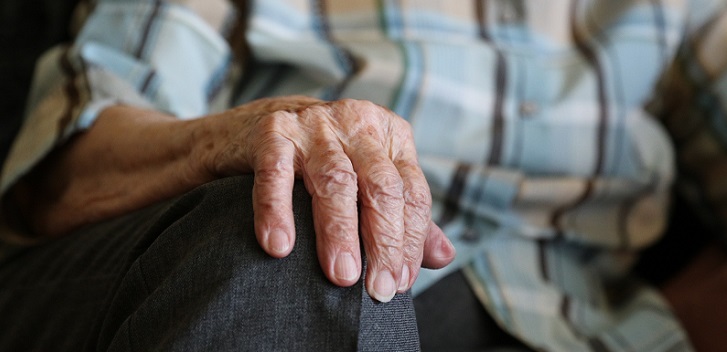"Por esos que se suicidaron para no ser un estorbo": abuelito conmovió tras mostrar triste cartel en marchas