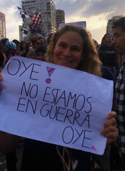 María Luisa y Agustina de Verdades Ocultas protagonizan icónica fotografía en manifestaciones