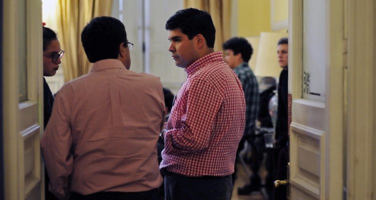 Ministro Isamit respondió en Twitter a cuestionamientos por facturas impagas