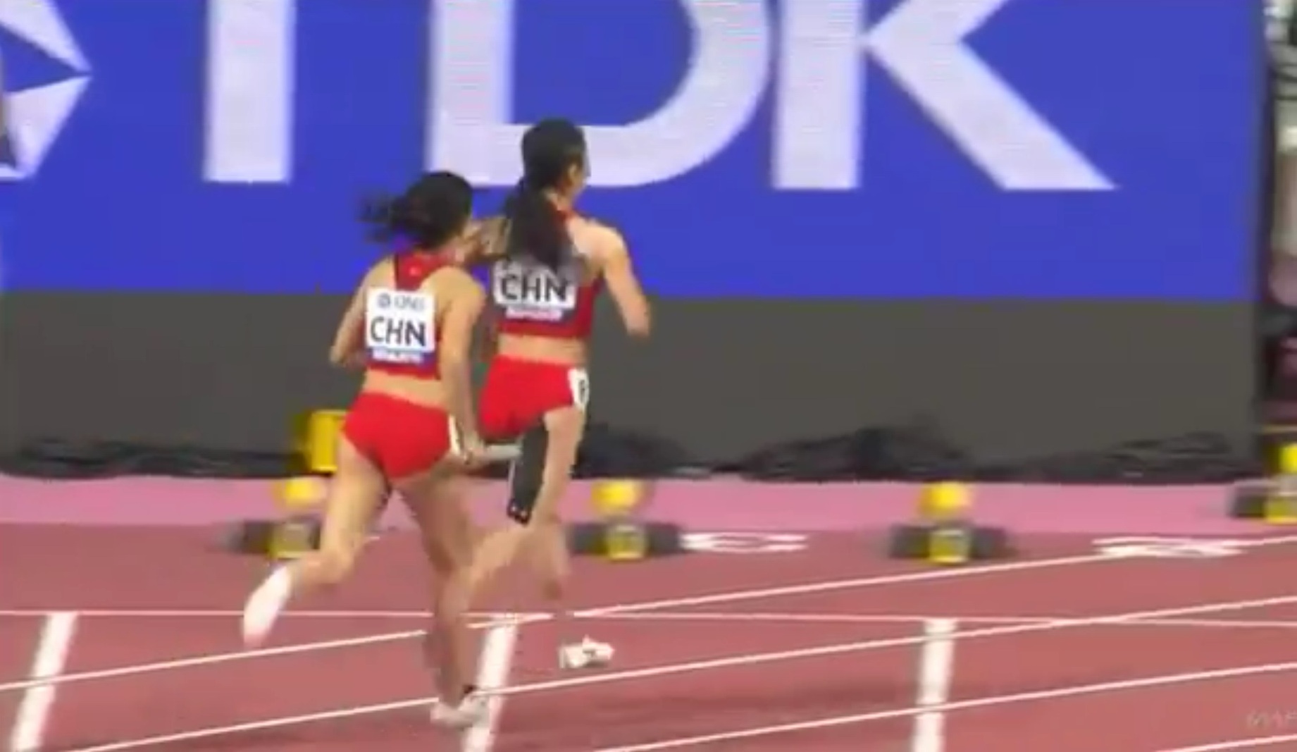 Se confundieron: atletas chinas sufrieron tremendo chascarro en final de relevos en Mundial de Doha