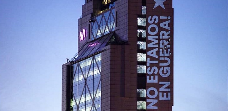 Con homenaje a Raúl Zurita: proyección en torre de Telefónica recordó a los caídos en crisis social