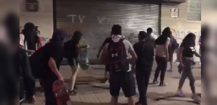 Encapuchados intentaron ingresar a dependencias de Mega: atacaron el frontis del canal