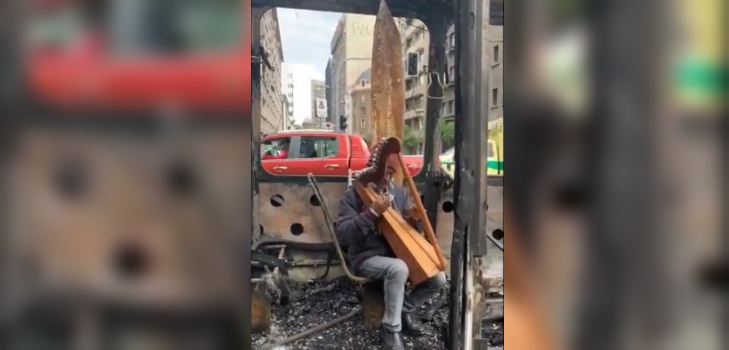 "Esto es una obra de arte": abuelito se vueve viral tras tocar el arpa al interior de bus incendiado