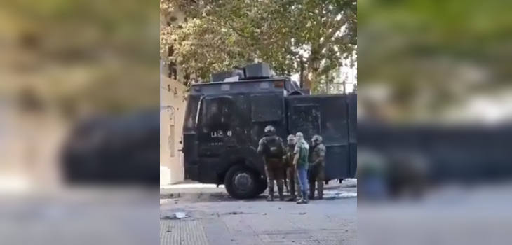 Curioso diálogo entre encapuchado y Carabineros generó sospechas en rede