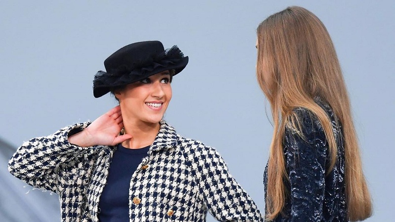 Humorista se coló y desfiló en la pasarela de Chanel: fue encarada por la modelo Gigi Hadid