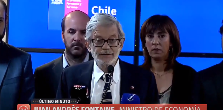 Ministro Fontaine pidió perdón por llamar a "levantarse más temprano" para ahorrar en el metro