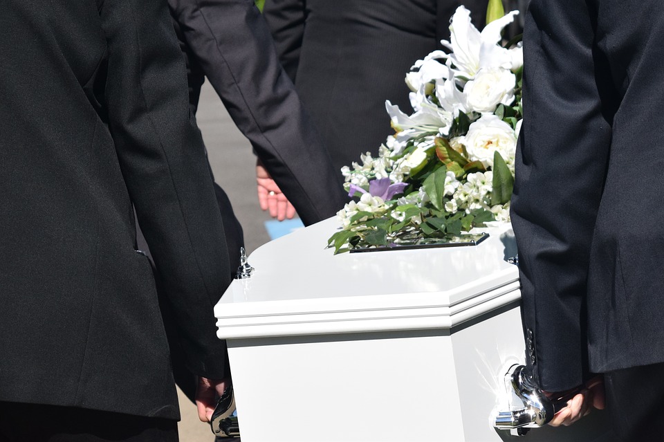hombre bromea en su funeral
