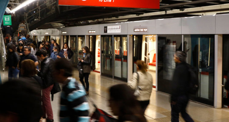 Metro de Santiago informó el horario en que comenzará a funcionar este martes
